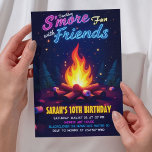 Verjaardag Smore Fun With Friend - Gezellig kampvu Kaart<br><div class="desc">Licht de nacht op met dit warme en nostalgische ontwerp, met een gloeiend kampvuur omringd door verspreide marshmallows onder een sterrenhemel. De neon-stijl tekst "S'more with Friends" brengt speelse, retro charme aan elk product. Ideaal voor gezellige hoodies, mokken, reisjournals, kampeerspullen, feestuitnodigingen of prints aan de muur - dit kunstwerk viert...</div>