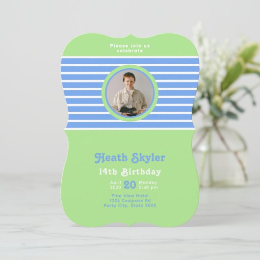 Verjaardag Stripes Blauw⎮Wit Groen Uitnodiging (Staand voorkant)