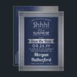 Verjaardag Surprise Party Navy Blue Save the Date Aankondigingskaart<br><div class="desc">Kun je een geheim bewaren? Nodig familie en vrienden uit voor een stijlvol en spannend verjaardagsfeest met aangepaste marineblauw en faux silver folie en sla de datum briefkaart feestuitnodigingen op. Alle bewoordingen op deze sjabloon zijn eenvoudig te personaliseren, inclusief een bericht met de tekst "Shhh! Het is een verrassing." Het...</div>
