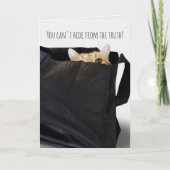 Verjaardag Tabby kat in zwarte tas Kaart (Voorkant)