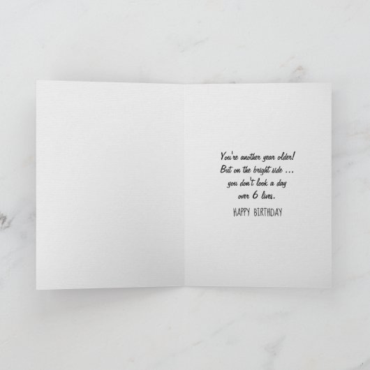 Verjaardag Tabby kat in zwarte tas Kaart (Binnen)