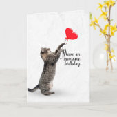 Verjaardag tabby kat met hartballon kaart (Gele Bloem)