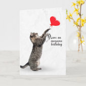 Verjaardag tabby kat met hartballon kaart (Gele Bloem)