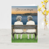 Verjaardag Twee Oude Dames Op Een Bank Kaart (Gele Bloem)