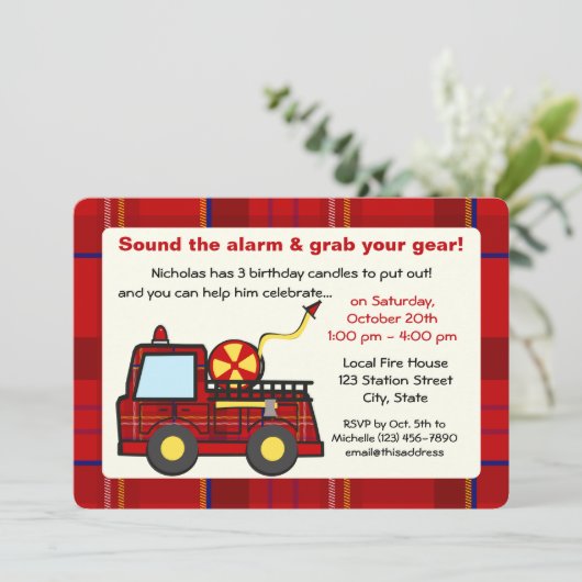 Verjaardag van de Plaid Fire Truck Kaart (Staand voorkant)