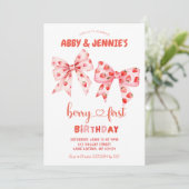 Verjaardag van de tweeling bessen kaart (Staand voorkant)