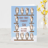 Verjaardag van de zoon, nieuwsgierige uilen kaart (Gele Bloem)