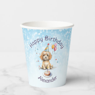Verjaardag van een mops puppy met feesthoed papieren bekers