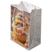 Verjaardag van Grilleg Cupcake Meisje Medium Cadeauzakje (Achterkant Gekanteld)