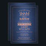Verjaardag Verrassingsfeest Geborsteld Navy Blauw  Kaart<br><div class="desc">Kun je een geheim bewaren? Nodig familie en vrienden uit voor een elegant en spannend verrassingsverjaardagsfeest met aangepaste marineblauw en koperen feestuitnodigingen. Alle bewoordingen op deze sjabloon zijn eenvoudig te personaliseren, inclusief een bericht met de tekst "Shhh! Het is een verrassing." Het ontwerp heeft een moderne gestreepte rand op een...</div>
