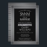 Verjaardag verrassingsfeest Shhh! Elegant zwart Kaart<br><div class="desc">Kun je een geheim bewaren? Nodig familie en vrienden uit voor een leuk en spannend verjaardagsfeest met op maat gemaakte zwarte en faux silver folie feestuitnodigingen. Alle bewoordingen op deze sjabloon zijn eenvoudig te personaliseren, inclusief een bericht met de tekst "Shhh! Het is een verrassing." Het ontwerp is voorzien van...</div>