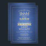 Verjaardag Verrassingsfeest Shhh! Geborsteld blauw Kaart<br><div class="desc">Kun je een geheim bewaren? Nodig familie en vrienden uit voor een elegant en spannend verrassingsverjaardagsfeest met aangepaste blauwe en gouden feestuitnodigingen. Alle bewoordingen op deze sjabloon zijn eenvoudig te personaliseren, inclusief een bericht met de tekst "Shhh! Het is een verrassing." Het ontwerp heeft een moderne gestreepte rand op een...</div>