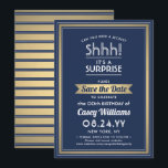 Verjaardag Verrassingsfeestje Marine Blauw, Wit en Save The Date<br><div class="desc">Kun je een geheim bewaren? Nodig familie en vrienden uit voor een stijlvol en spannend verjaardagsfeest met aangepaste marineblauwe, witte en faux-gouden folie om de uitnodigingen voor het datumfeest op te slaan. Alle bewoordingen op deze sjabloon zijn eenvoudig te personaliseren, inclusief een bericht met de tekst "Shhh! Het is een...</div>