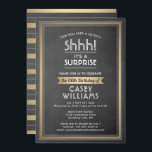 Verjaardag Verrassingsfeestje Zwart Chalkboard en  Kaart<br><div class="desc">Kun je een geheim bewaren? Nodig familie en vrienden uit voor een elegant en spannend verrassingsverjaardagsfeest met aangepaste uitnodigingen voor feestjes in zwart, wit en goud. Alle bewoordingen op deze sjabloon zijn eenvoudig te personaliseren, inclusief een bericht met de tekst "Shhh! Het is een verrassing." Het ontwerp is voorzien van...</div>