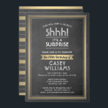 Verjaardag Verrassingsfeestje Zwart Chalkboard en  Kaart<br><div class="desc">Kun je een geheim bewaren? Nodig familie en vrienden uit voor een elegant en spannend verrassingsverjaardagsfeest met aangepaste uitnodigingen voor feestjes in zwart, wit en goud. Alle bewoordingen op deze sjabloon zijn eenvoudig te personaliseren, inclusief een bericht met de tekst "Shhh! Het is een verrassing." Het ontwerp is voorzien van...</div>