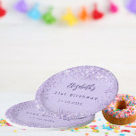 Verjaardag violette confetti elegant papieren bordje<br><div class="desc">Een trendy violette achtergrond. Versierd met confetti. Personaliseer en voeg een naam,  leeftijd en datum toe.</div>