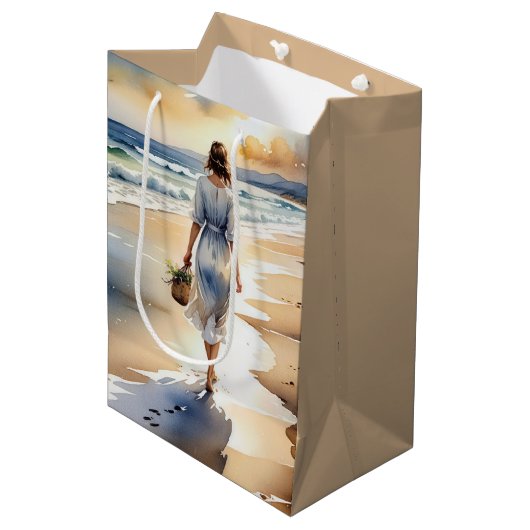 Verjaardag Vrouw Wandelen Het Strand Waterverf Medium Cadeauzakje (Voorkant Gekanteld)