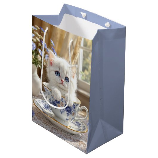 Verjaardag White Kitten in een theekopje Medium Cadeauzakje (Voorkant Gekanteld)