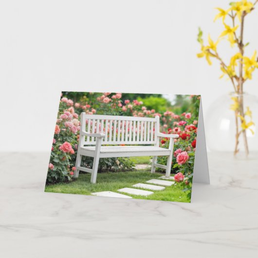 Verjaardag witte bank in een zomer Roos tuin Kaart (Gele Bloem)