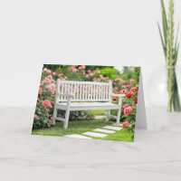 Verjaardag witte bank in een zomer Roos tuin
