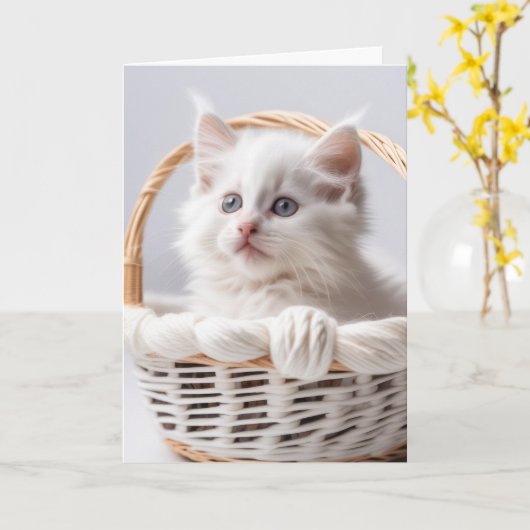 Verjaardag witte kitten in een mand kaart (Gele Bloem)
