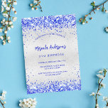 Verjaardag zilver koninklijk blauw uitnodiging briefkaart<br><div class="desc">Voor een elegant 18e (of elke leeftijd) verjaardagsfeestje. Een faux zilver uitziende achtergrond. Versierd met koningsblauwe confetti. Personaliseer en voeg een naam en partijgegevens toe. De naam is geschreven met een handgeschreven script. Terug: faux zilver op zoek achtergrond.</div>
