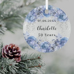 Verjaardag zilveren blauwe bloemen glas ornament<br><div class="desc">Een faux zilver uitziende achtergrond versierd met faux glitter, sparkles en blauwe bloemen. Personaliseer en jouw naam en een date.</div>
