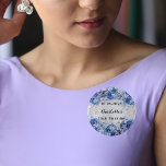 Verjaardag zilveren blauwe bloemen ronde button 3,2 cm<br><div class="desc">Een faux zilver uitziende achtergrond versierd met faux glitter,  sparkles en blauwe bloemen. Personaliseer en jouw naam en de feestdatum.</div>
