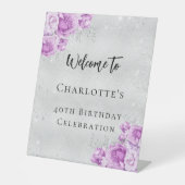 Verjaardag zilveren roze violette bloemen welkomst reclamebord met voetstuk (Voorkant)