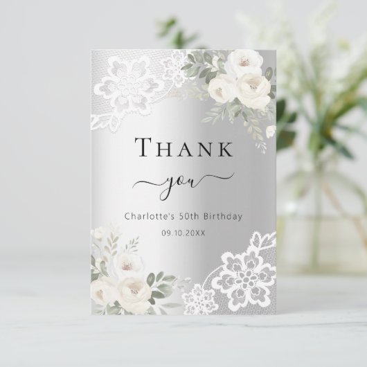 Verjaardag zilveren witte bloemenkant bedankkaart (Staand voorkant)