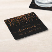 Verjaardag zwart goud monogram met een fabuleuze v kartonnen onderzetters (Schuin)