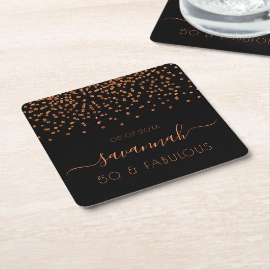 Verjaardag zwart goud monogram met een fabuleuze v kartonnen onderzetters (Schuin)