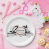 Verjaardag zwart sneakers en honkbal op wit papieren bordje (Feest)