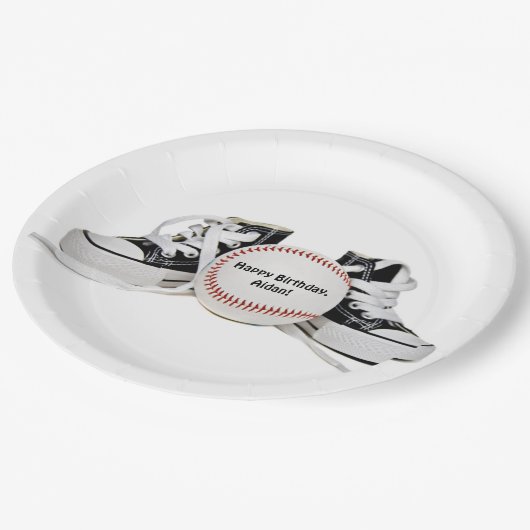 Verjaardag zwart sneakers en honkbal op wit papieren bordje (Gekanteld)