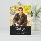 Verjaardag zwart wit foto eenvoudig script bedankkaart (Staand voorkant)