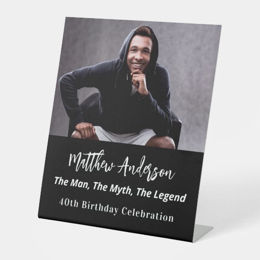 Verjaardag zwart wit foto man myth legende reclamebord met voetstuk (Voorkant)