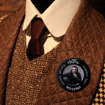 Verjaardag zwart wit foto man myth legende ronde button 3,2 cm<br><div class="desc">Een klassieke zwarte achtergrond. Tekst: Het Man,  de mythe,  de legende. Personaliseer en voeg zijn naam,  leeftijd en foto toe.</div>