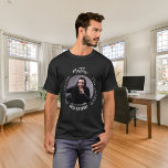 Verjaardag zwart wit foto man myth legende t-shirt<br><div class="desc">Vier zijn speciale dag in stijl met dit gepersonaliseerde verjaardagsshirt! Met een klassieke zwarte achtergrond en gedurfde tekst met de tekst: "The Man, The Myth, The Legend." Pas het ontwerp aan door zijn naam, leeftijd en een favoriete foto toe te voegen om het echt uniek te maken. Dit T-shirt is...</div>