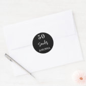 Verjaardag zwart wit script minimalist ronde sticker (Envelop)