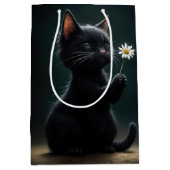 Verjaardag Zwarte Kitten Met Een Witte Daisy Medium Cadeauzakje (Voorkant)