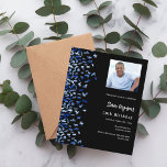 Verjaardag zwarte marine blauwe foto uitnodiging<br><div class="desc">Een moderne,  elegante en uitnodigende. Een zwarte achtergrond versierd met blauwe confetti. Personaliseer en voeg foto's,  een naam en partijgegevens toe. Witte tekst. 1 vel = 1 uitnodiging bedrukt rand tot rand.</div>