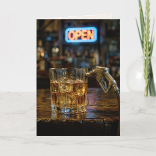 Verjaardags benzinepistool in een whiskeyglas kaart
