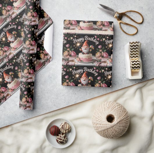 Verjaardags Kabouterfiguur op een Taart Cadeaupapier (Crafts)
