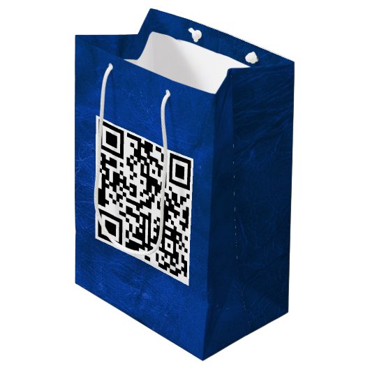 Verjaardags QR-code op blauwe leer Medium Cadeauzakje (Voorkant Gekanteld)