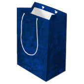 Verjaardags QR-code op blauwe leer Medium Cadeauzakje (Achterkant Gekanteld)