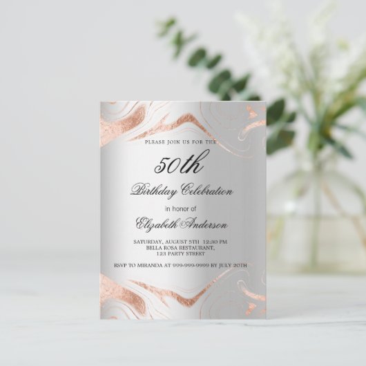 Verjaardags zilver roos gouden marmer elegant uitnodiging briefkaart (Staand voorkant)