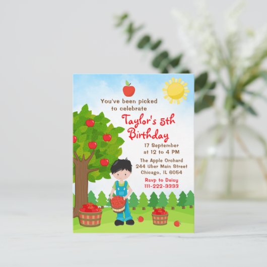 Verjaardags-zwart-harige-jongen-appels-plukken-pos Briefkaart (Staand voorkant)