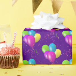 Verjaardagsballonnen met confetti op paars cadeaupapier