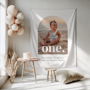 Verjaardagsbord met boogvormig fotolijstje voor 1e wandkleed