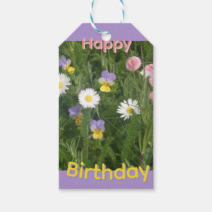 Verjaardagscadeautag met viooltjes, madeliefjes en cadeaulabel